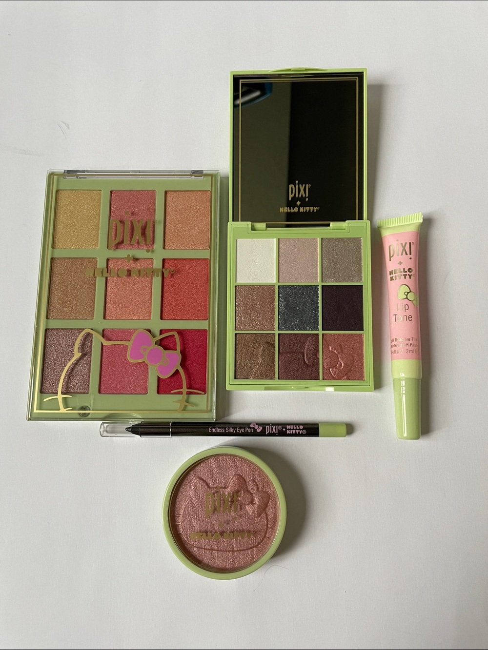 NIB 5 piece Pixi Hello Kitty make-up set.